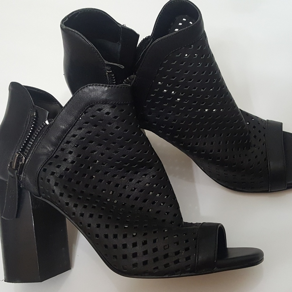 Guess Shoes size 7 Leather Black